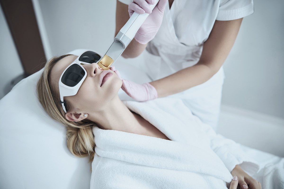 CO2 laser resurfacing to the under-eye